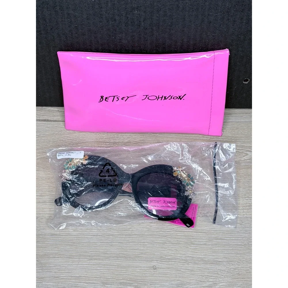 Betsey‎ Johnson Black Round Floral Embellished Sunglasses with Pink Pouch NEW